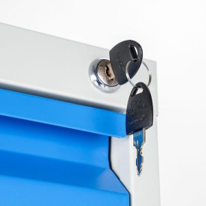 Commode de classement avec tiroirs bleus et détail de serrure
