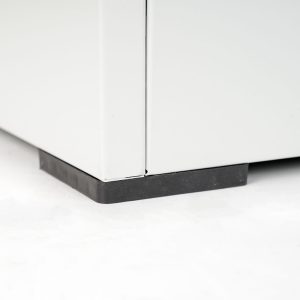 Classeur gris avec tiroirs verrouillables, détail de la base