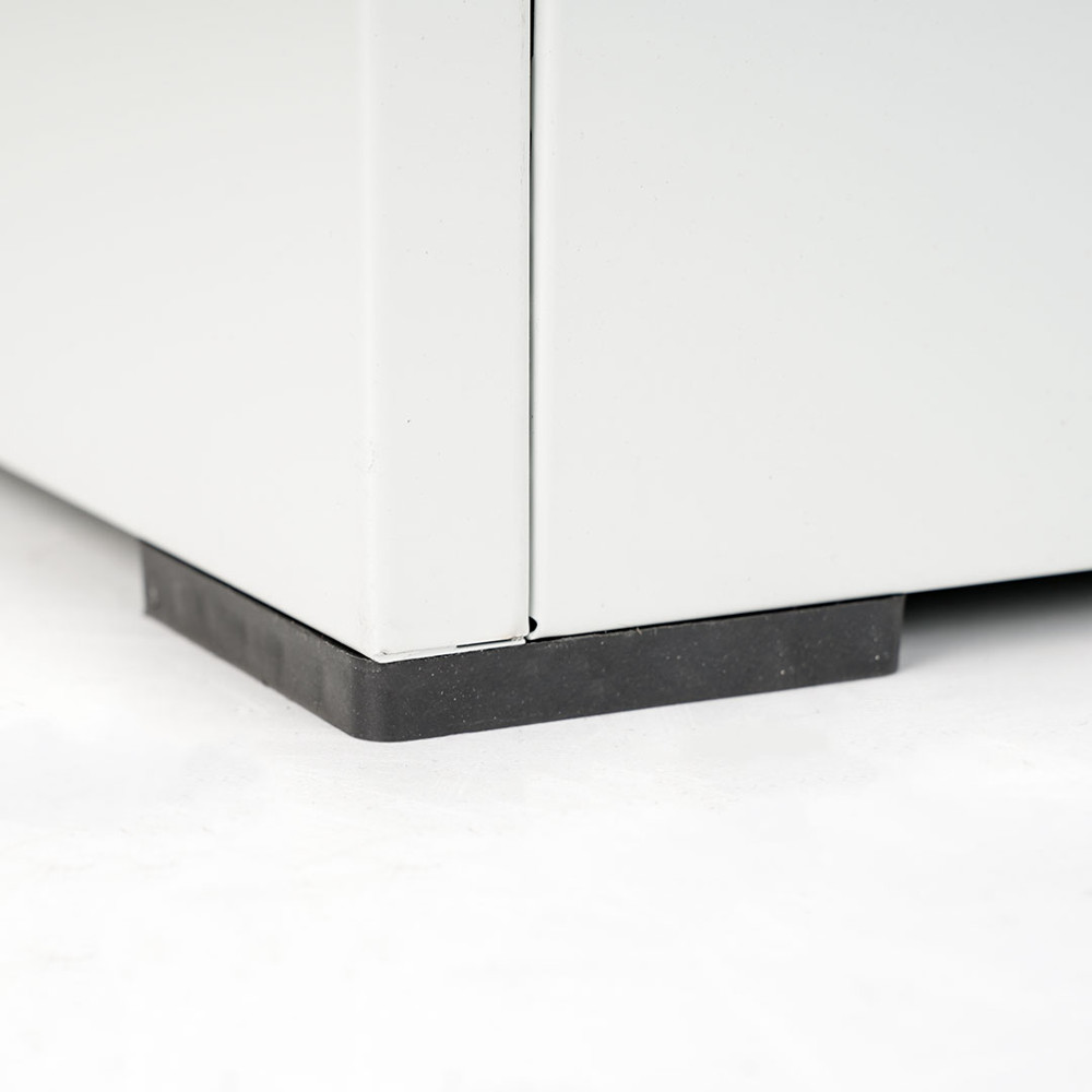 Classeur gris avec tiroirs verrouillables, détail de la base