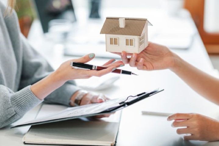 Espositori agenzia immobiliare