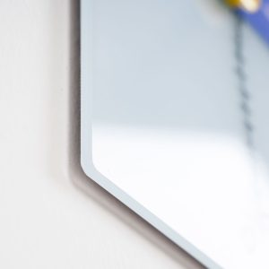Lavagna magnetica bianca in vetro temperato scrivibile e cancellabile dettaglio angolo