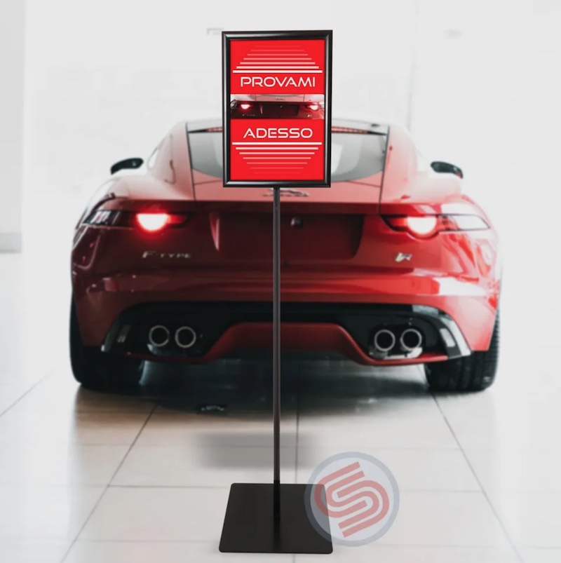 Espositori con cornici a scatto ideali per poster, promozioni e avvisi. Scopri tutti i modelli Serie Quadra: formati A4, A3, 50x70 e 70x100, con accessori e design professionale.